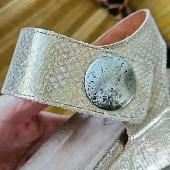 Taos Carousel 2 Wedge Sandals Metallic Gold Snake Print sz 10-10.5 - Picture 13 of 16